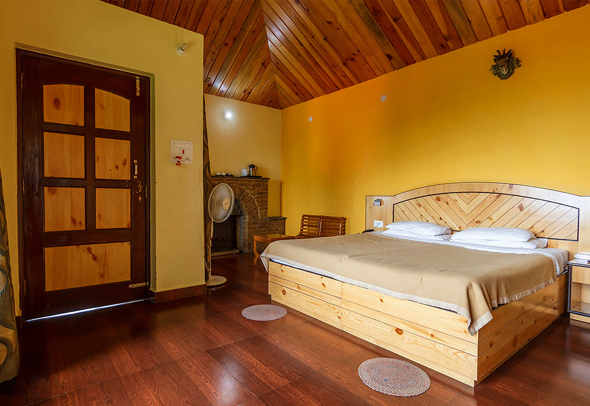 best-hotels-in-kausani-uttarakhand-cottage-bedroom