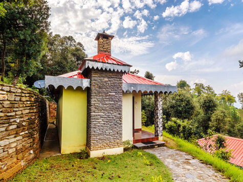best-luxury-hotels-in-kausani-deluxe-cottage